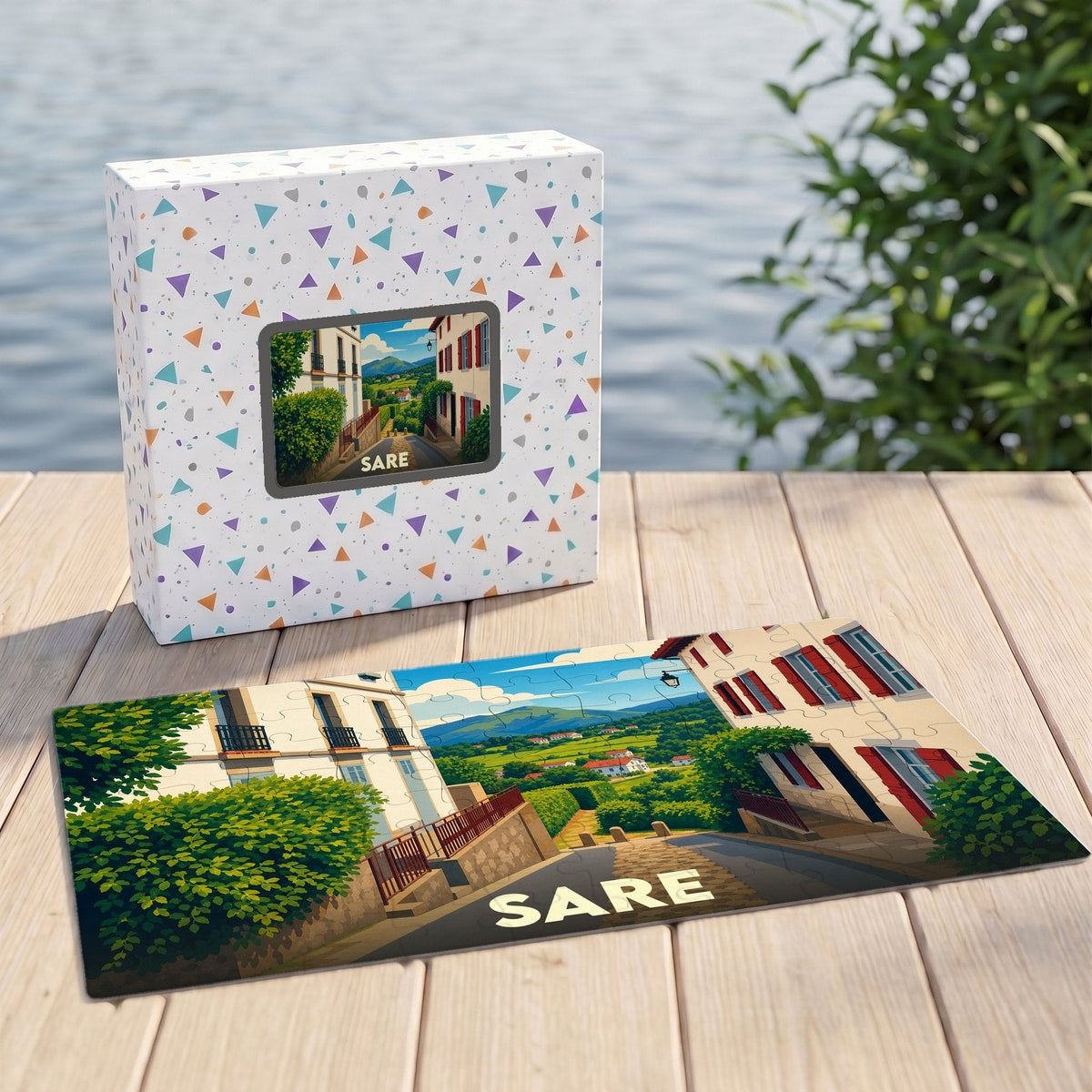 Puzzle souvenir de la ville de Sare avec une illustration stylisée d'une rue typique.