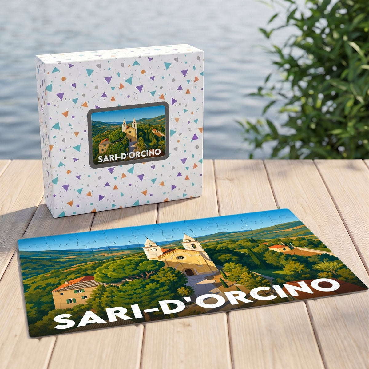 Puzzle souvenir de la ville de Sari-d'Orcino avec une illustration stylisée de son église et de son paysage vallonné.