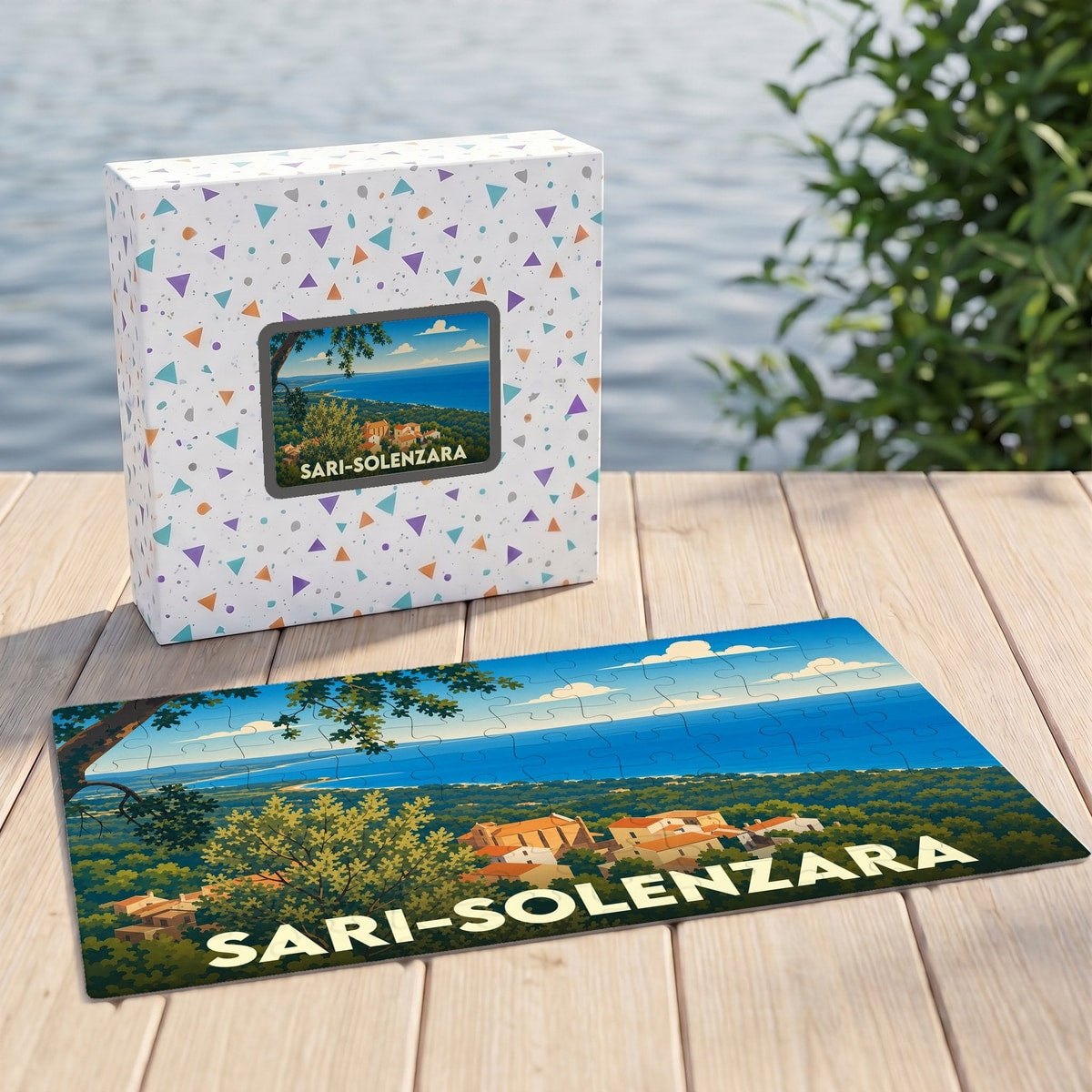 Puzzle souvenir de la ville de Sari-Solenzara avec une illustration stylisée d'un paysage côtier corse.