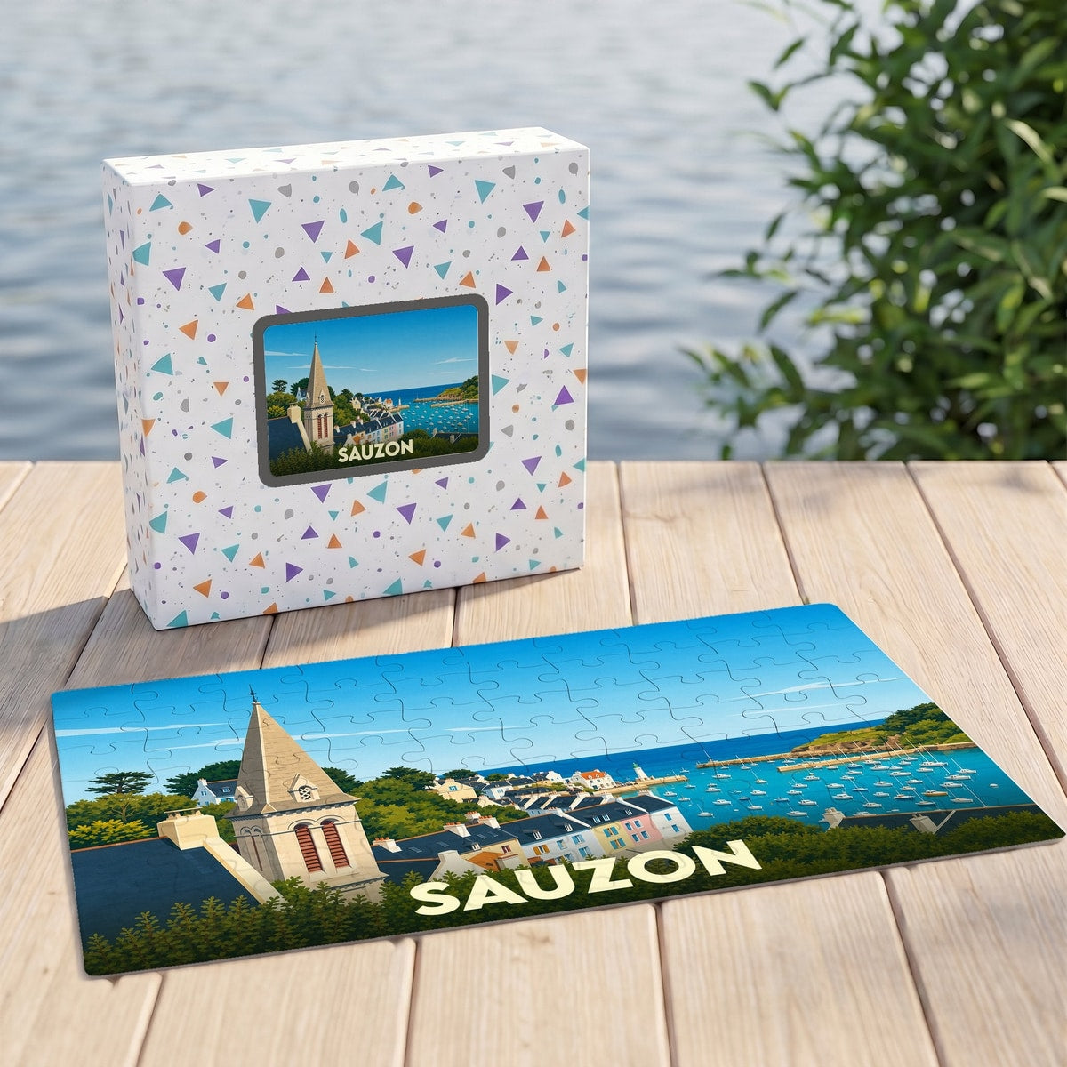 Puzzle souvenir de la ville de Sauzon présentant une illustration stylisée de son port et de son église.
