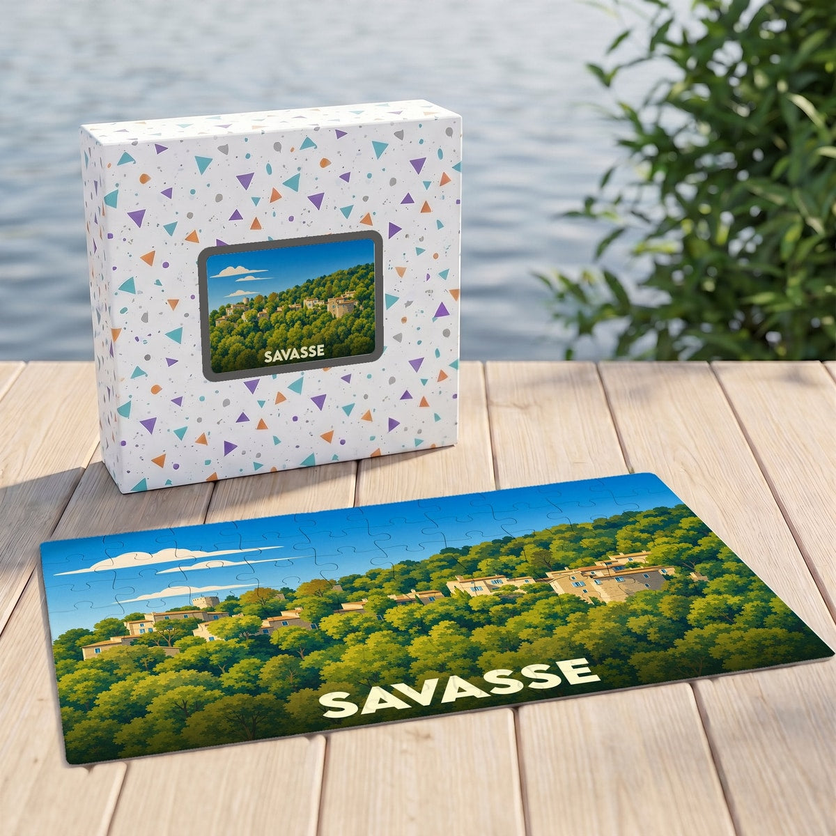 Puzzle souvenir de la ville de Savasse avec une illustration stylisée d'un village perché dans la verdure.