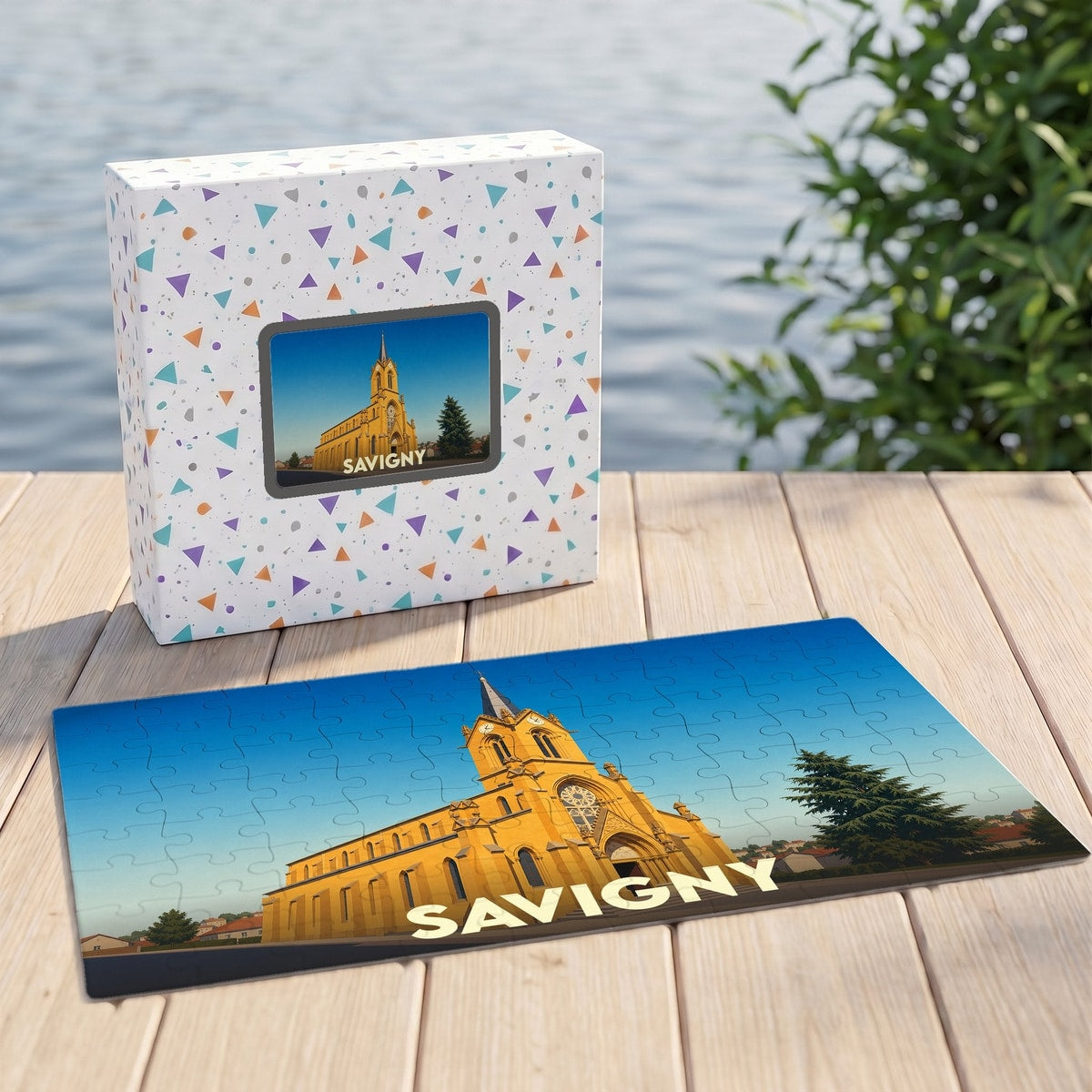 Puzzle souvenir de la ville de Savigny illustré par une église sous un ciel bleu.
