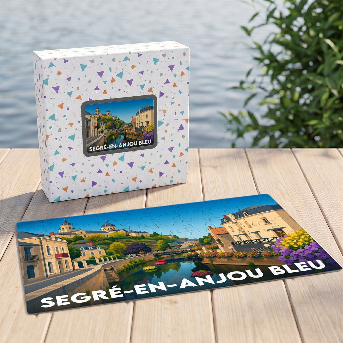 Puzzle souvenir de la ville de Segré-en-Anjou Bleu avec une illustration stylisée d'un paysage urbain au bord de l'eau.
