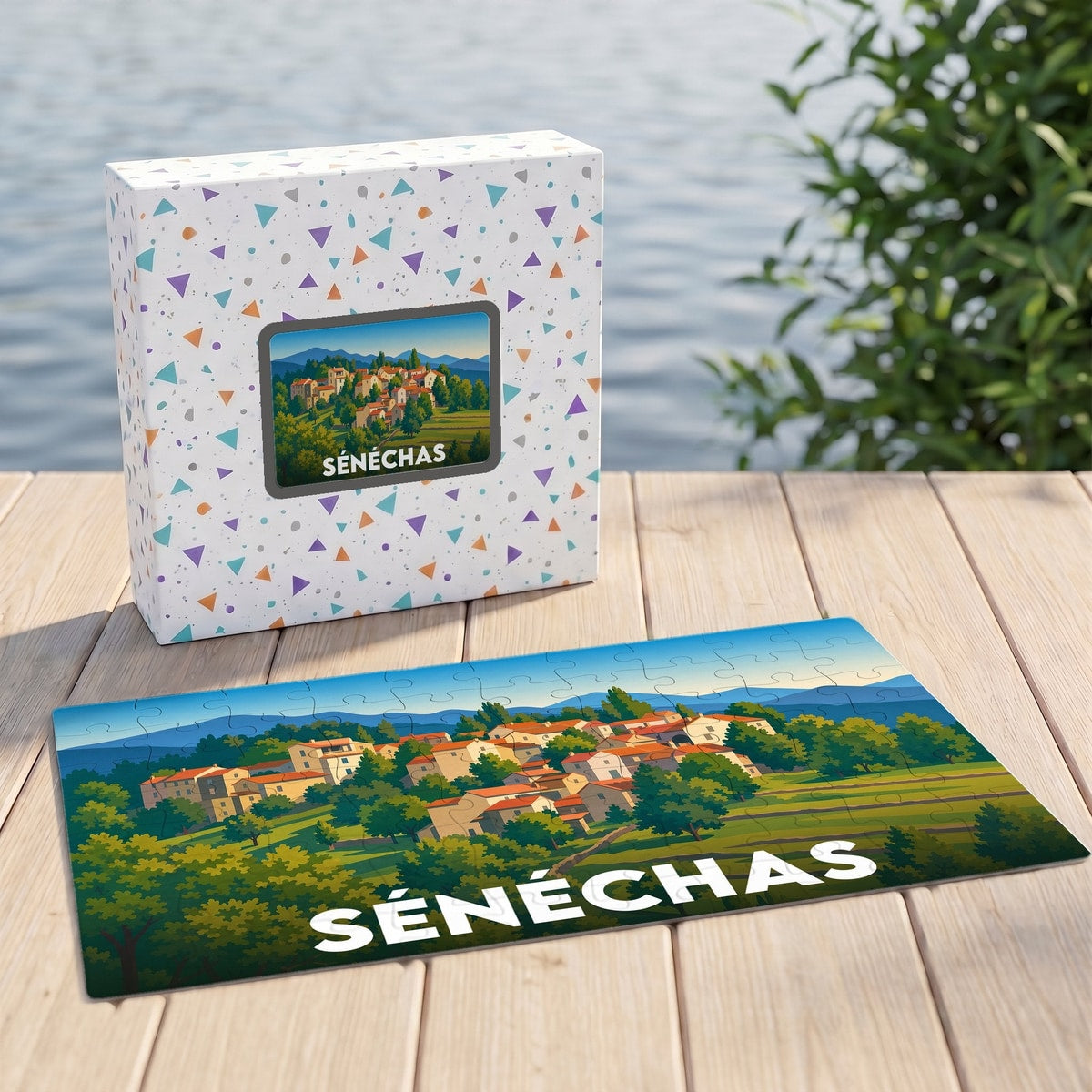 Puzzle souvenir de la ville de Sénéchas présentant une illustration stylisée d'un village provençal.