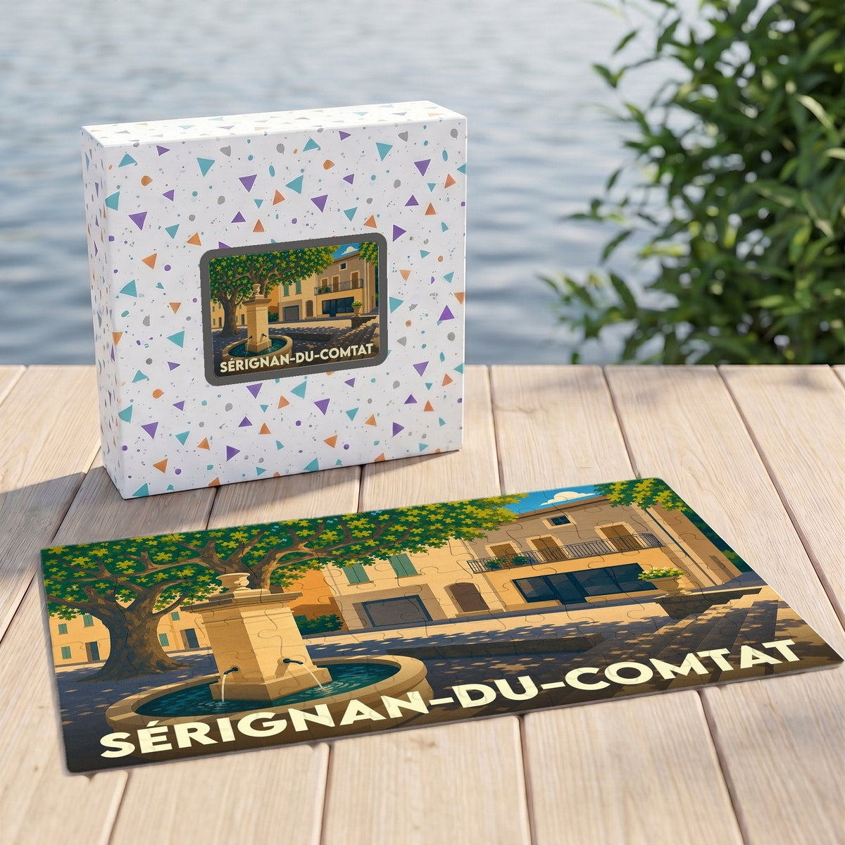 Puzzle souvenir de la ville de Sérignan-du-Comtat avec une illustration stylisée d'une place provençale et de sa fontaine.