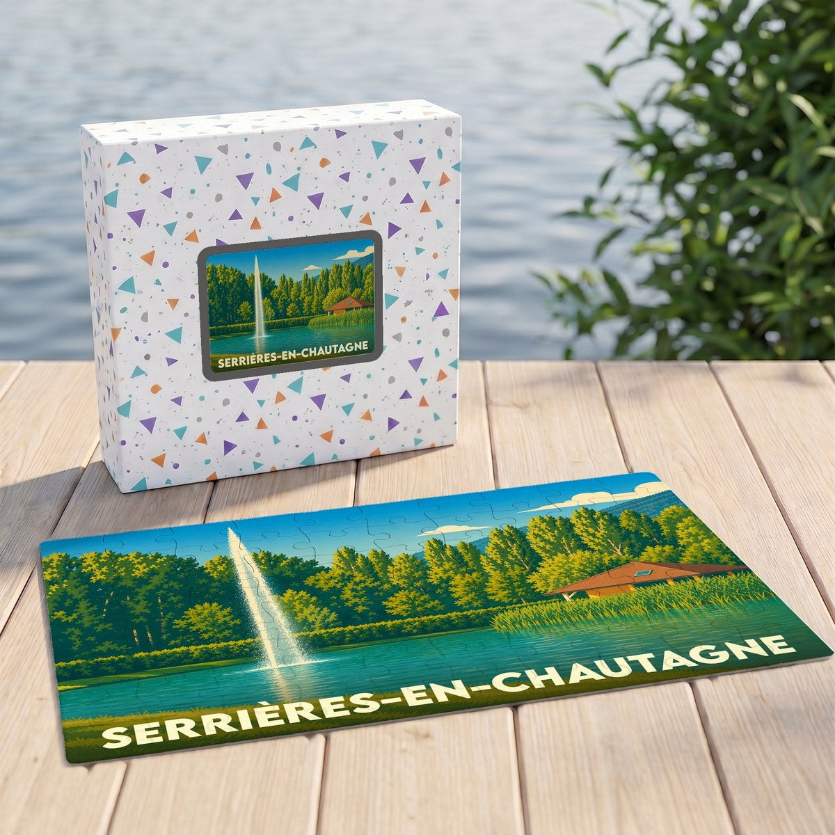 Puzzle souvenir de la ville de Serrières-en-Chautagne avec une illustration stylisée d'un plan d'eau et de son jet d'eau.