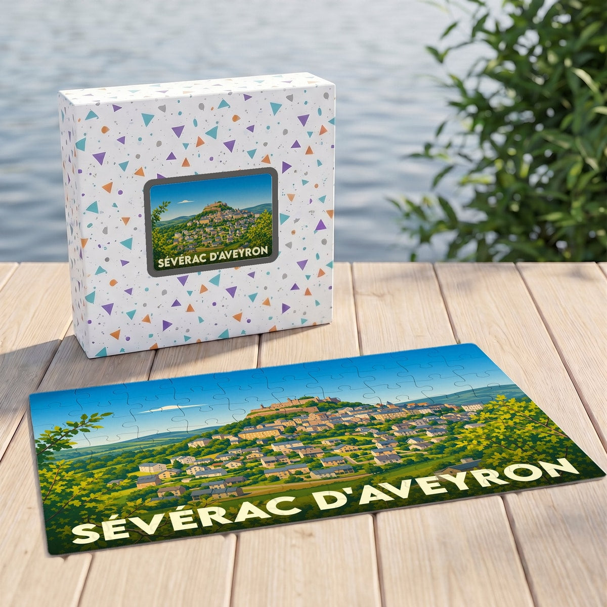 Puzzle souvenir de la ville de Sévérac d'Aveyron avec une illustration stylisée et colorée de la cité.