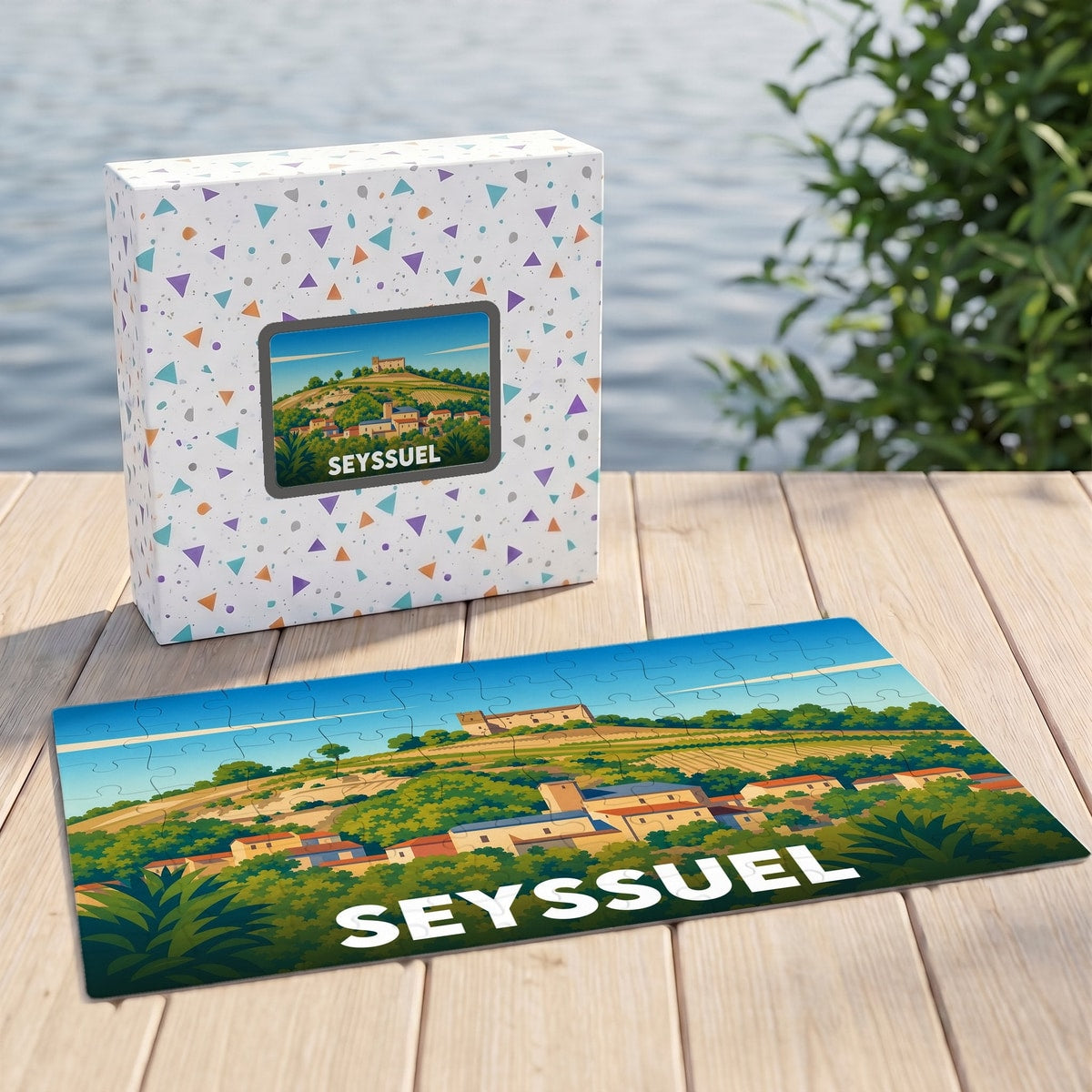 Puzzle souvenir de la ville de Seyssuel représentant un paysage vallonné et ensoleillé dans un style illustré.