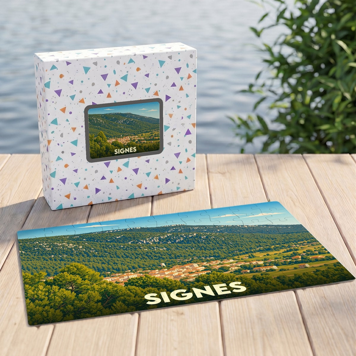Puzzle souvenir de la ville de Signes représentant un panorama illustré de la commune et de ses collines boisées.