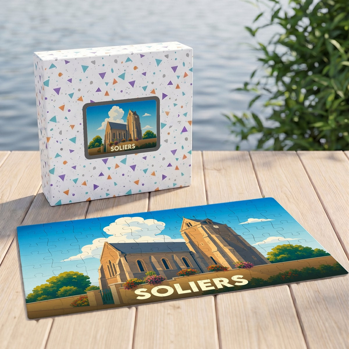 Puzzle souvenir de la ville de Soliers présentant une illustration stylisée de son église sous un ciel azur.