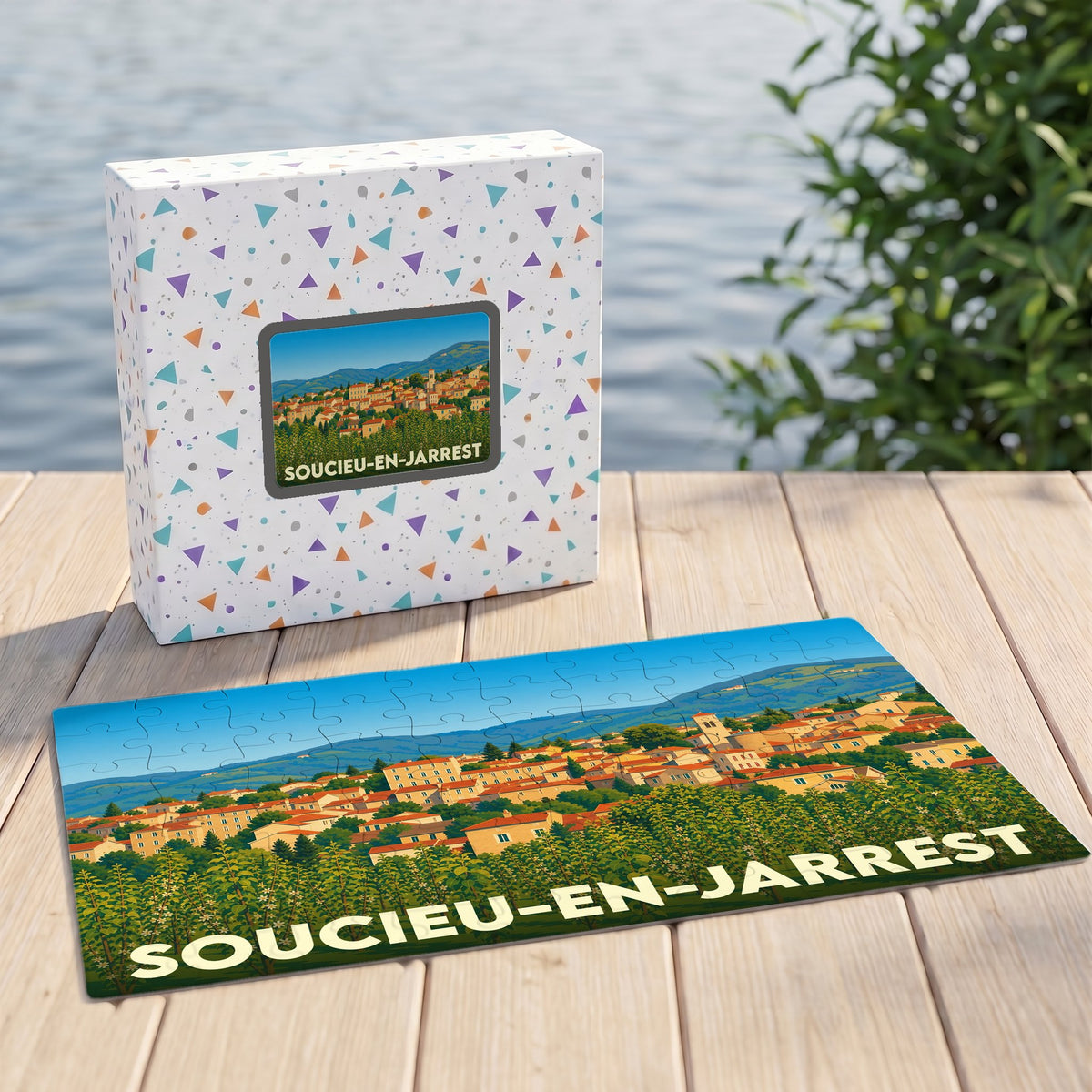 Puzzle souvenir de la ville de Soucieu-en-Jarrest avec une illustration stylisée d'un paysage urbain provençal.
