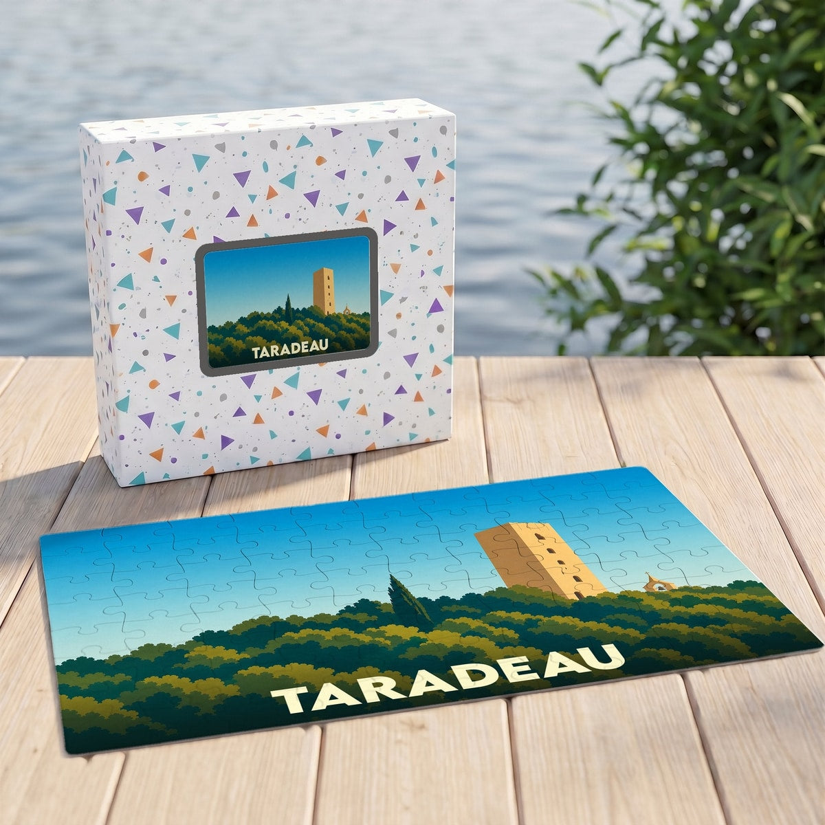 Puzzle souvenir de la ville de Taradeau avec une illustration stylisée d'une tour dominant la forêt.