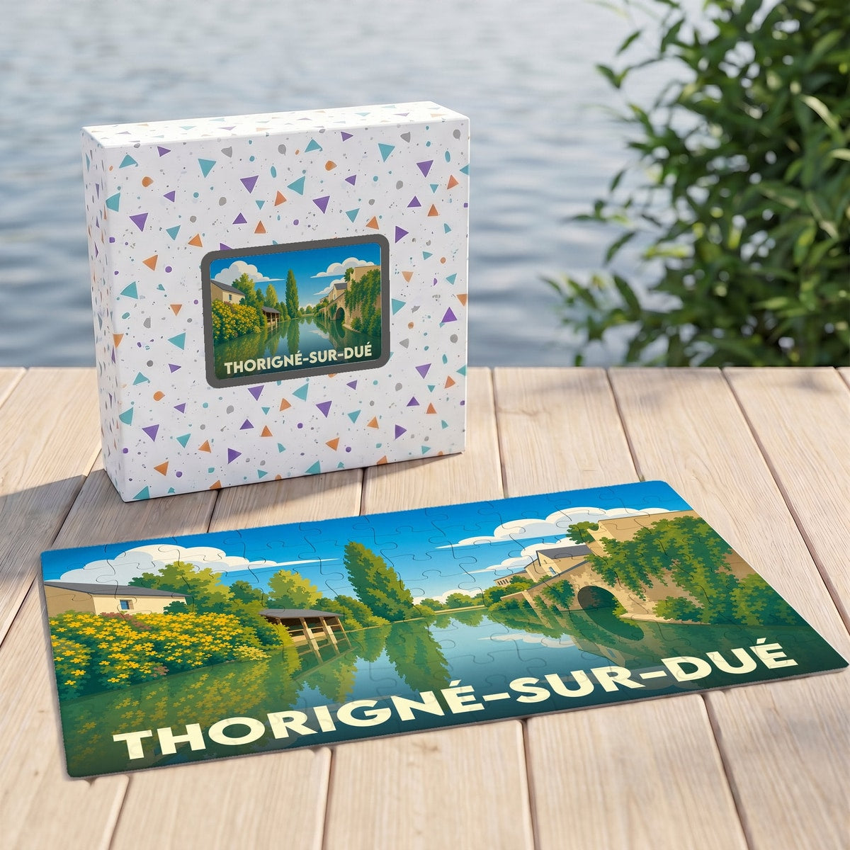 Puzzle souvenir de la ville de Thorigné-sur-Dué avec une illustration stylisée d'un paysage fluvial.
