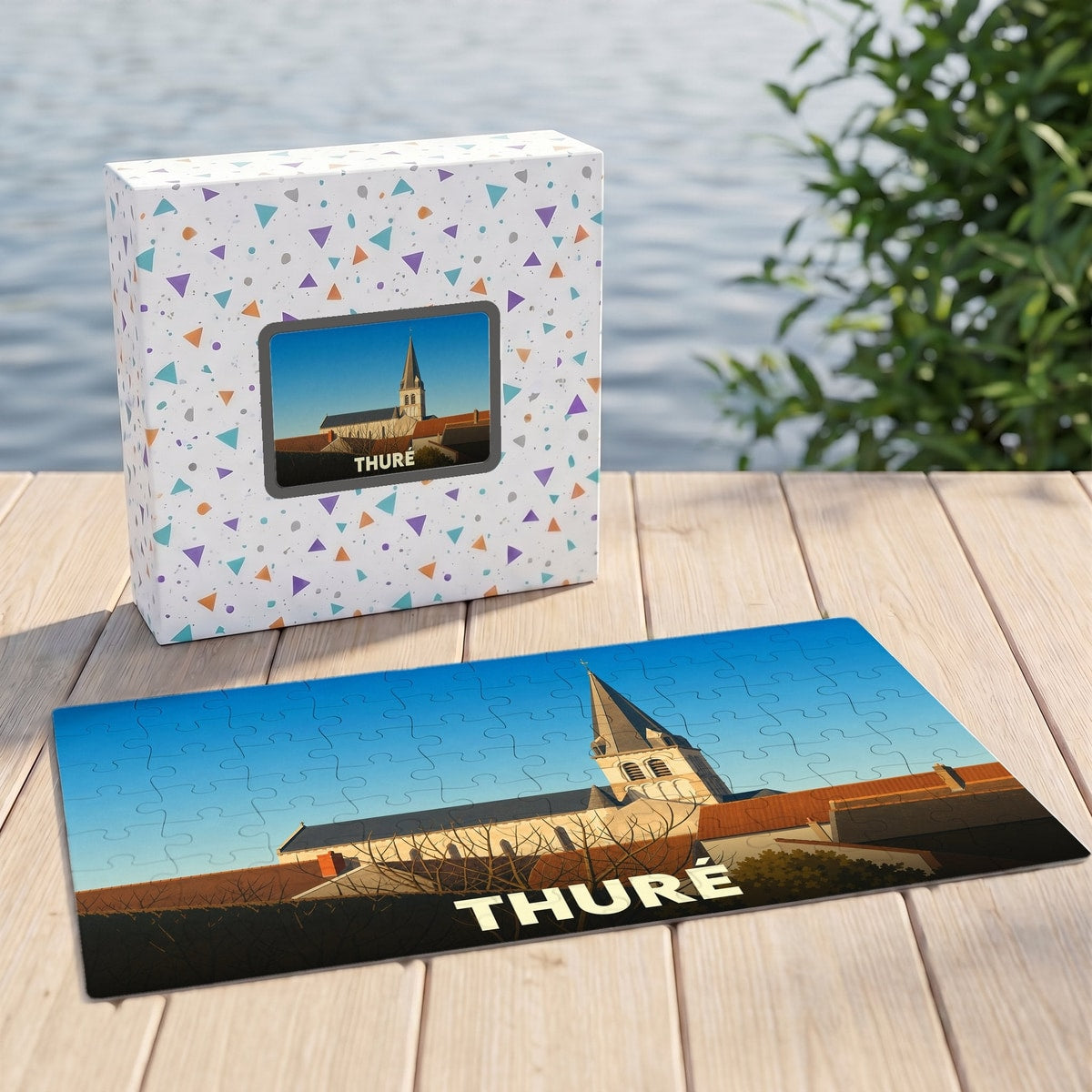 Puzzle souvenir de la ville de Thuré présentant une illustration stylisée de son église.