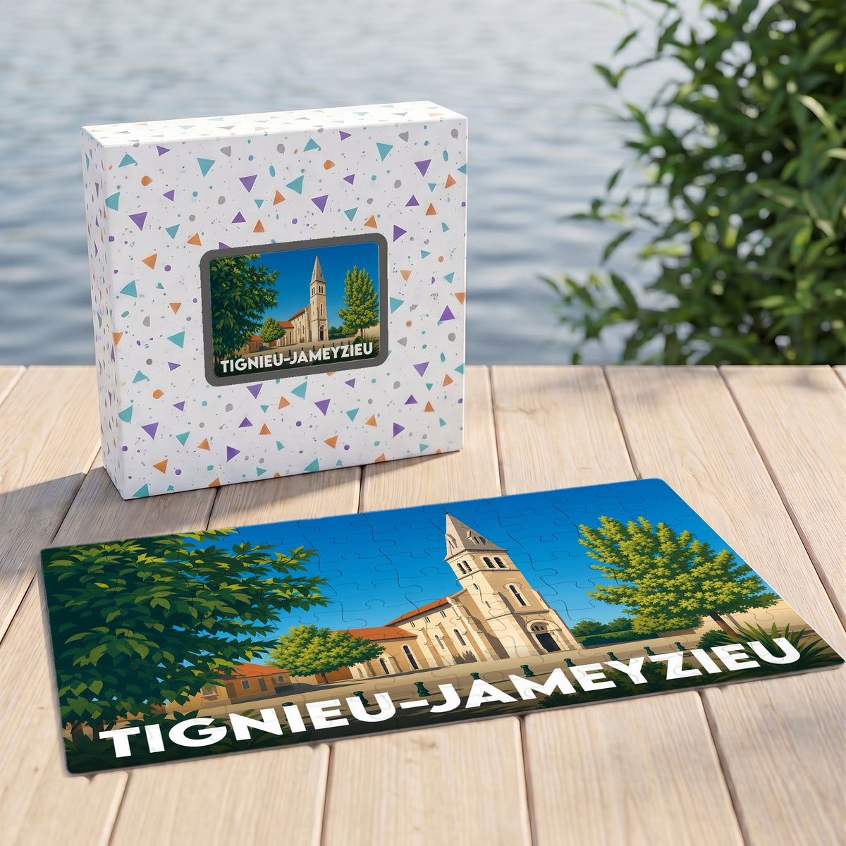 Puzzle souvenir de la ville de Tignieu-Jameyzieu avec une illustration stylisée de son église et son coffret assorti.