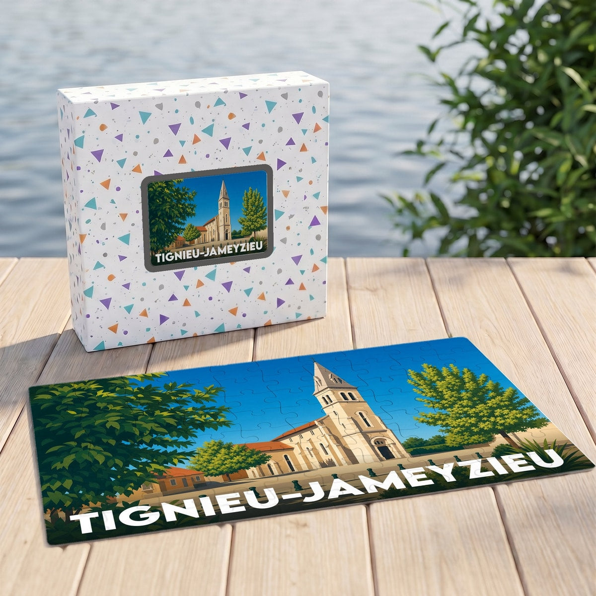Puzzle souvenir de la ville de Tignieu-Jameyzieu avec une illustration stylisée de son église et son coffret assorti.