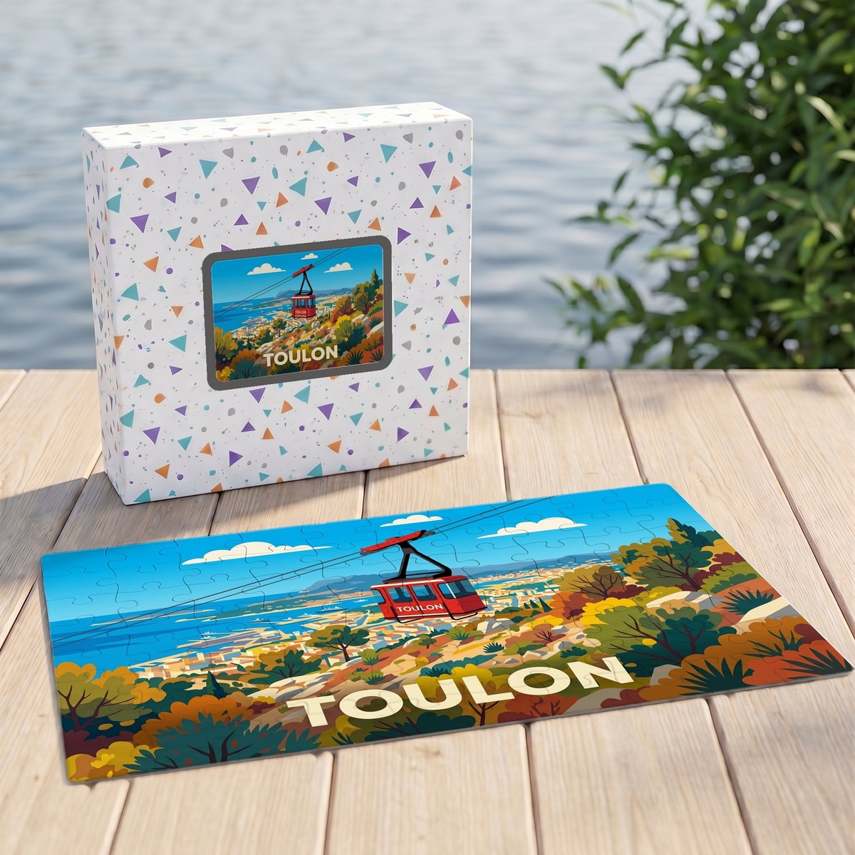 Puzzle souvenir de la ville de Toulon représentant le téléphérique surplombant la côte dans un style illustré.