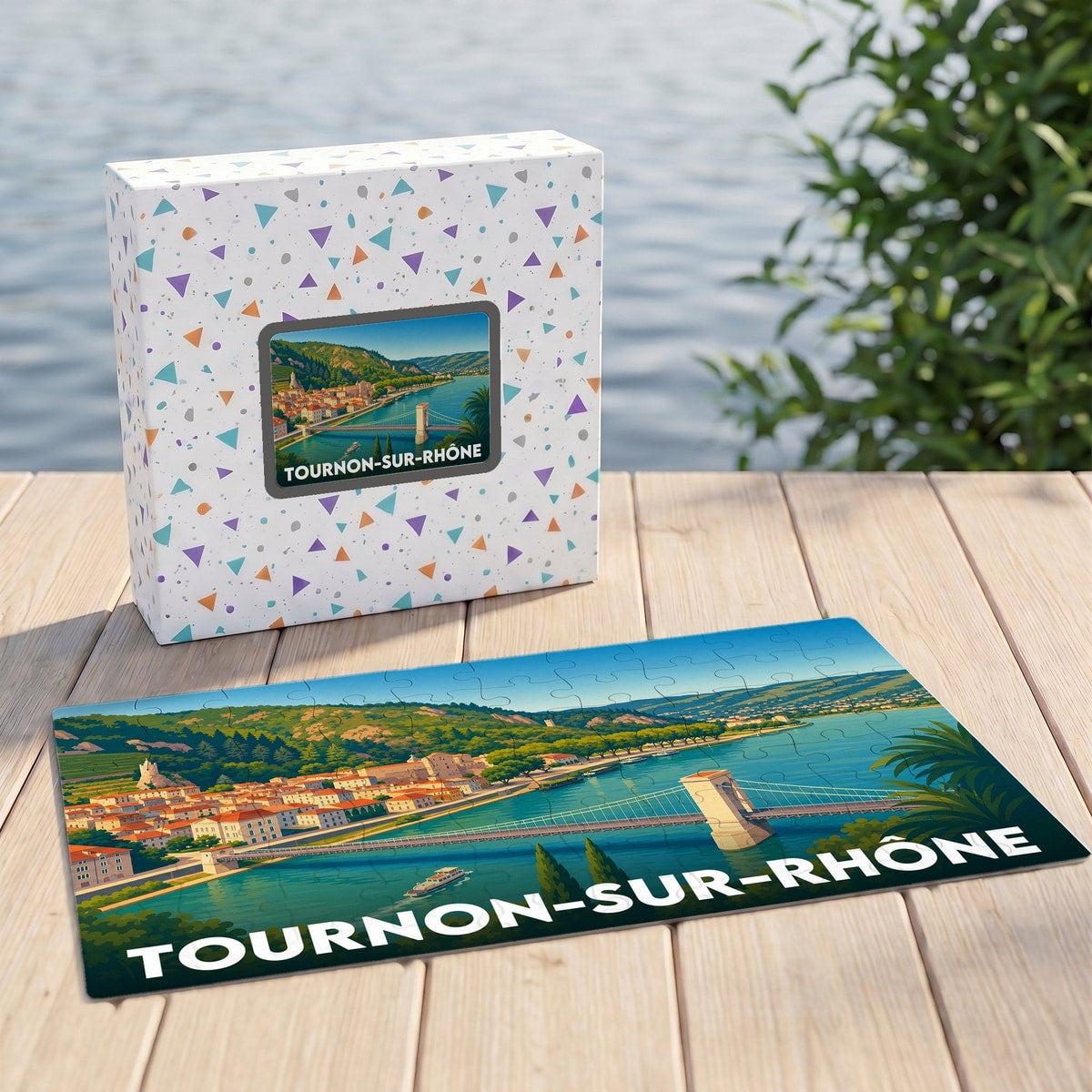 Puzzle souvenir de la ville de Tournon-sur-Rhône avec une illustration stylisée de son pont et du fleuve.