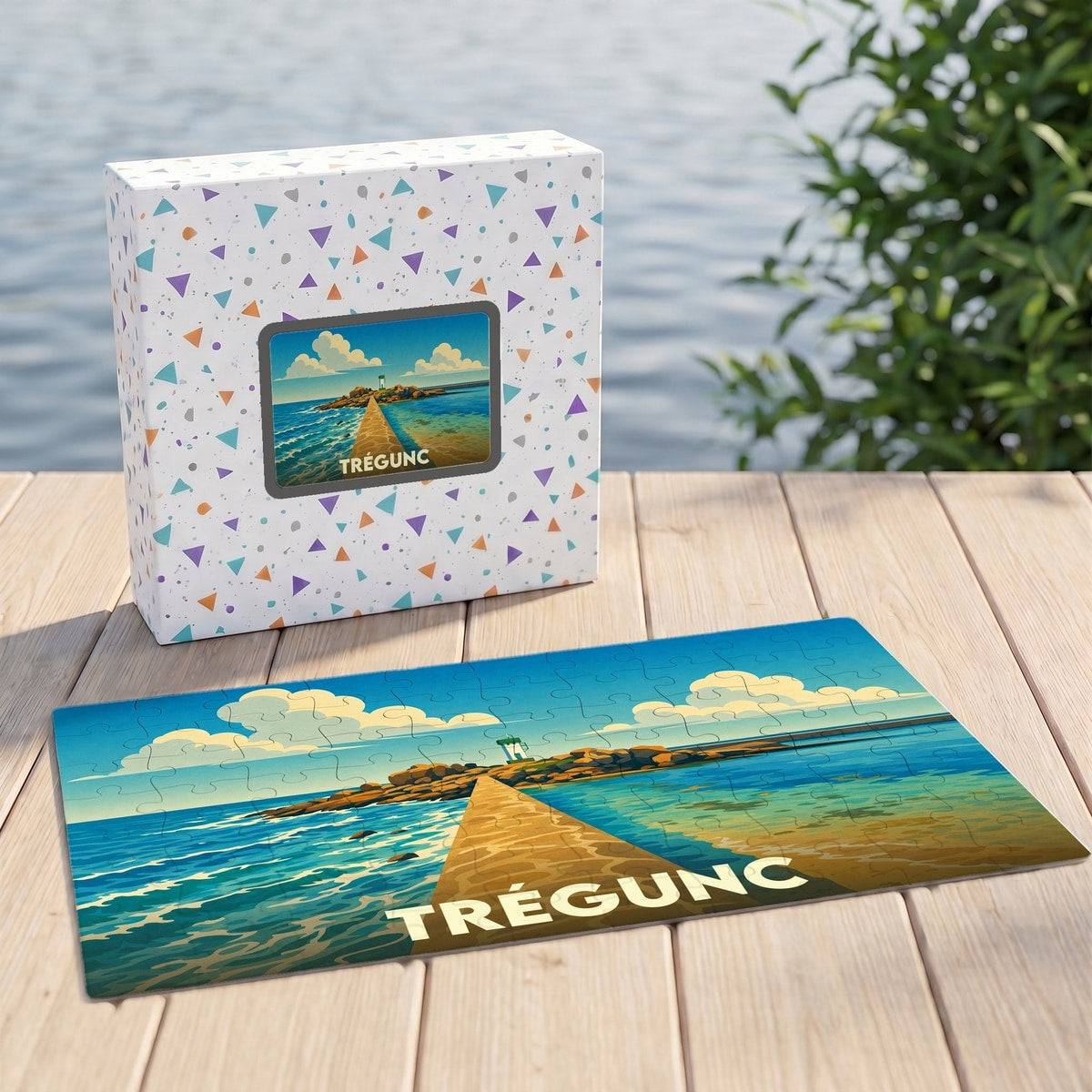 Puzzle souvenir de la ville de Trégunc avec une illustration stylisée d'un paysage côtier.