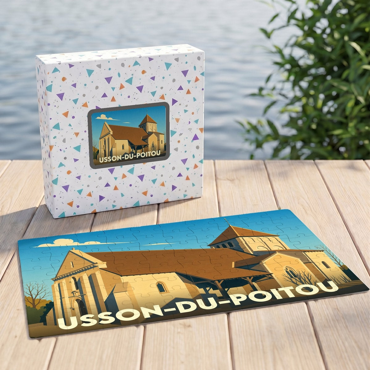 Puzzle souvenir de la ville d'Usson-du-Poitou accompagné de sa boîte illustrée.