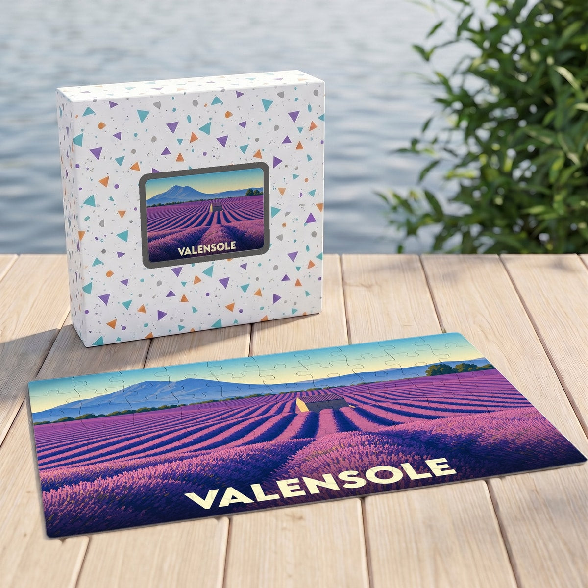 Puzzle souvenir de la ville de Valensole avec une illustration stylisée de champs de lavande.
