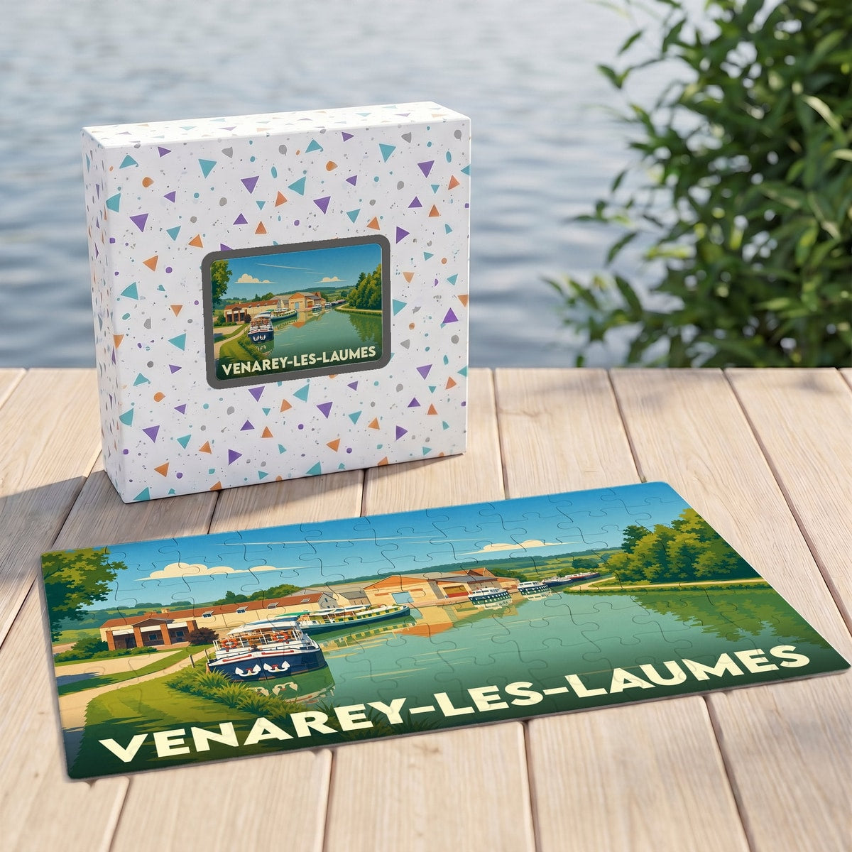 Puzzle souvenir de la ville de Venarey-les-Laumes avec une illustration stylisée de son canal et de bateaux.