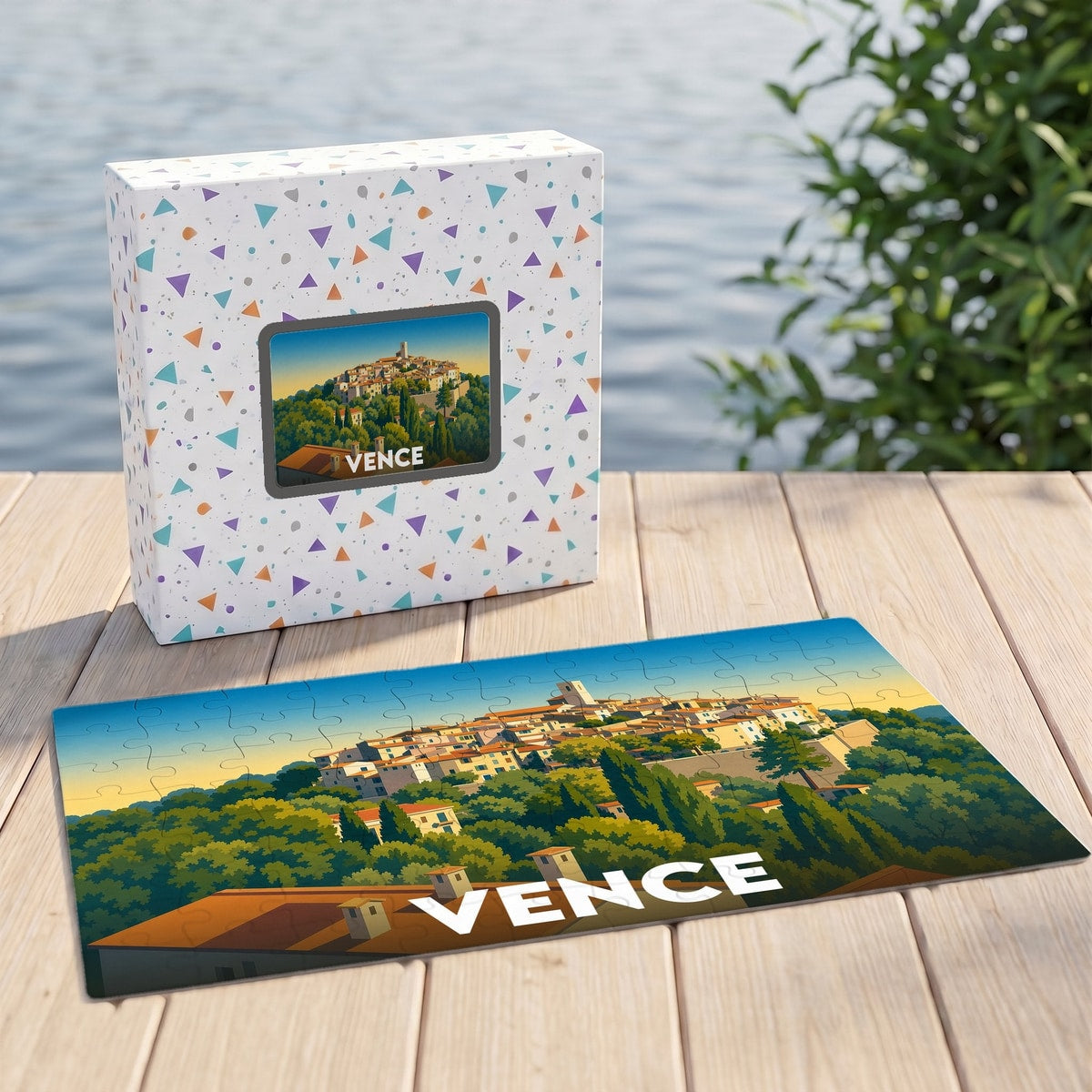 Puzzle souvenir de la ville de Vence avec une illustration stylisée des toits et de la colline.