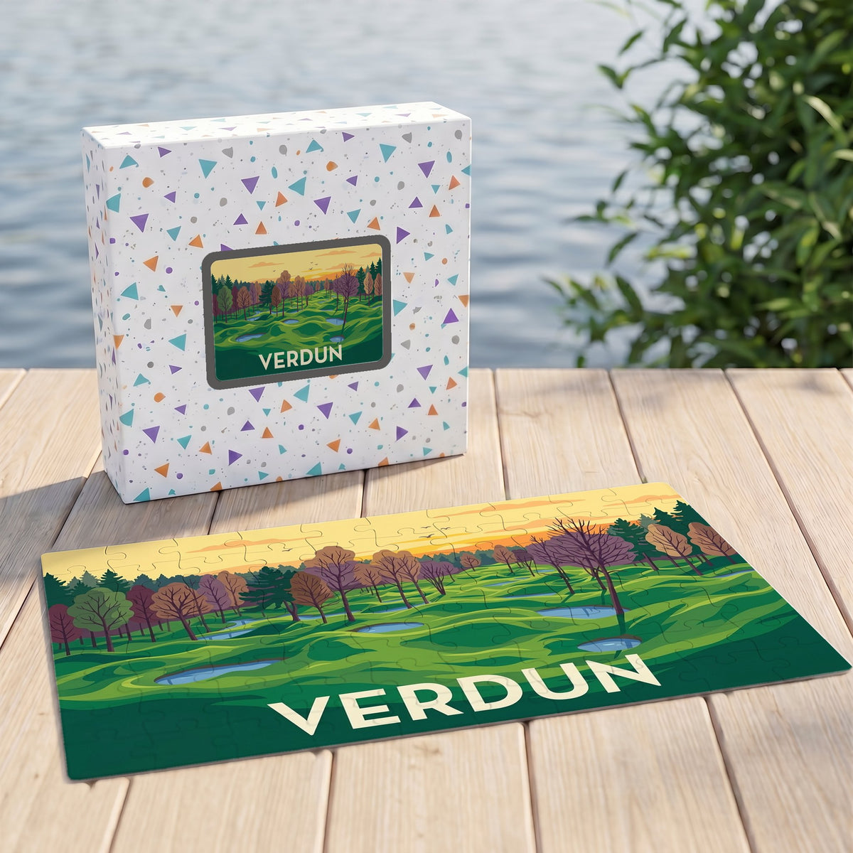 Puzzle souvenir de la ville de Verdun avec une illustration de paysages vallonnés et boisés.