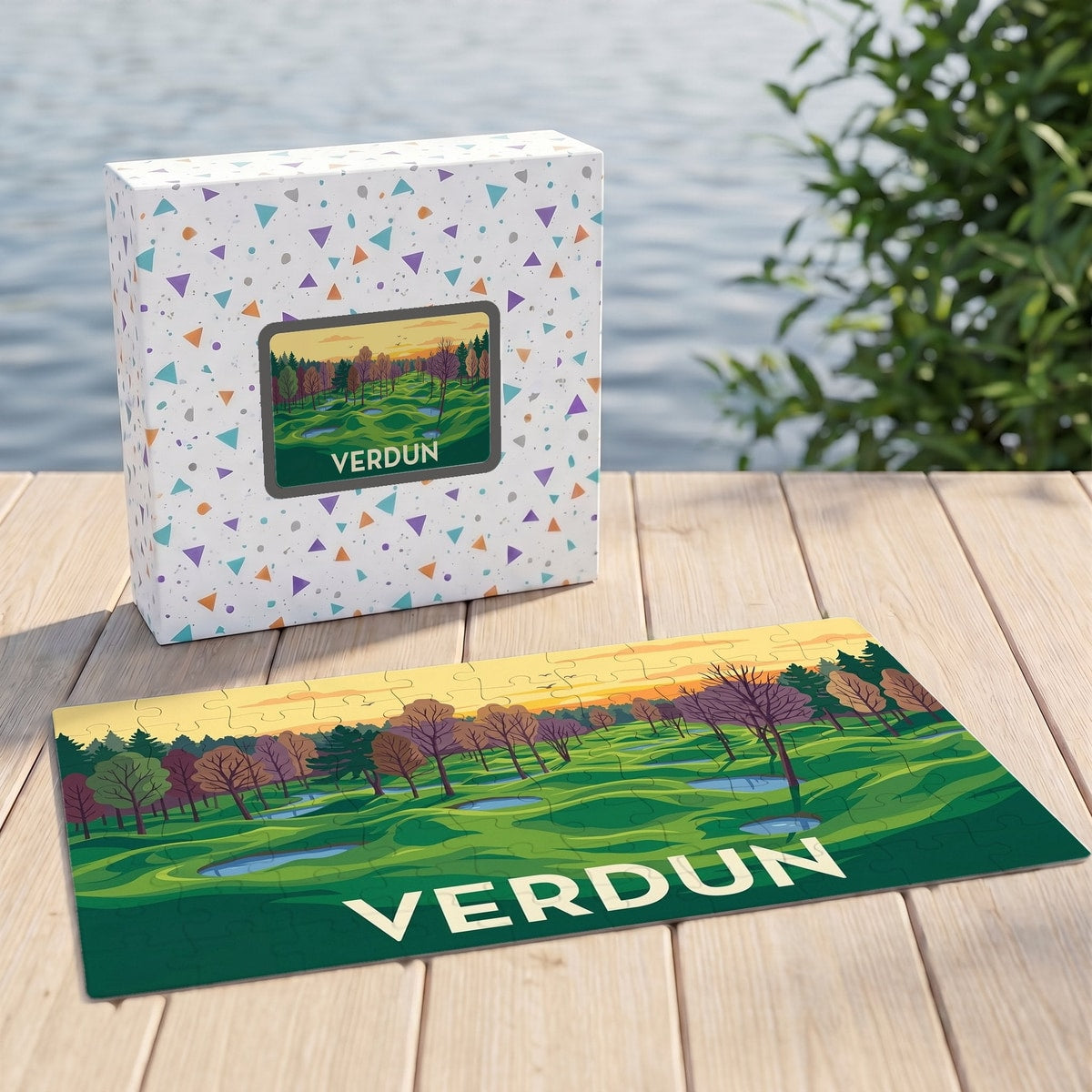 Puzzle souvenir de la ville de Verdun avec une illustration de paysages vallonnés et boisés.