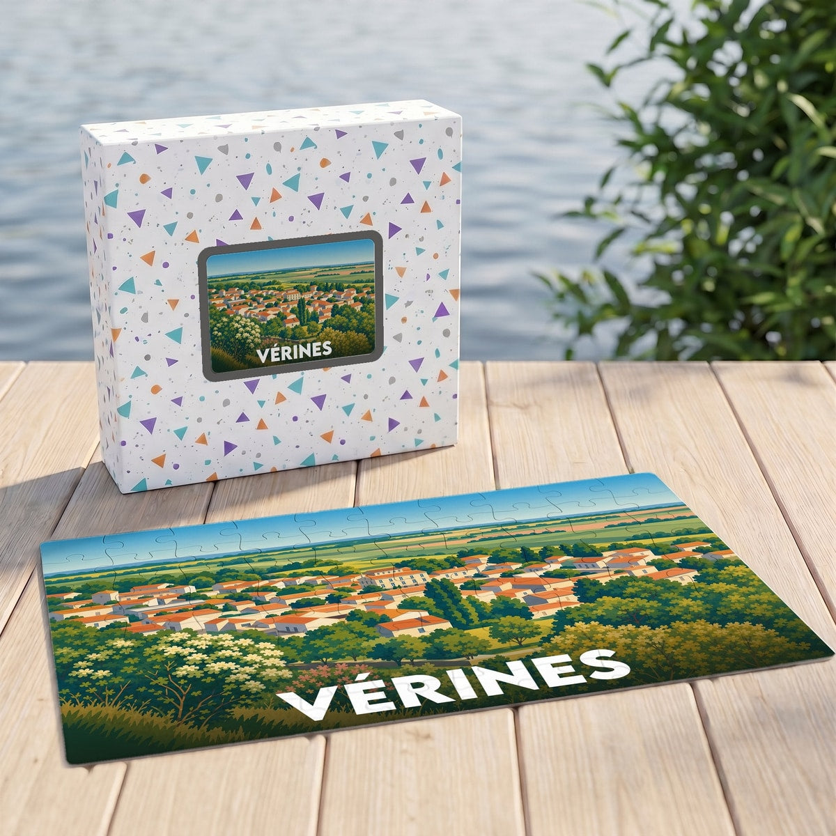 Puzzle souvenir de la ville de Vérines présentant une illustration panoramique stylisée sur sa boîte et ses pièces assemblées.