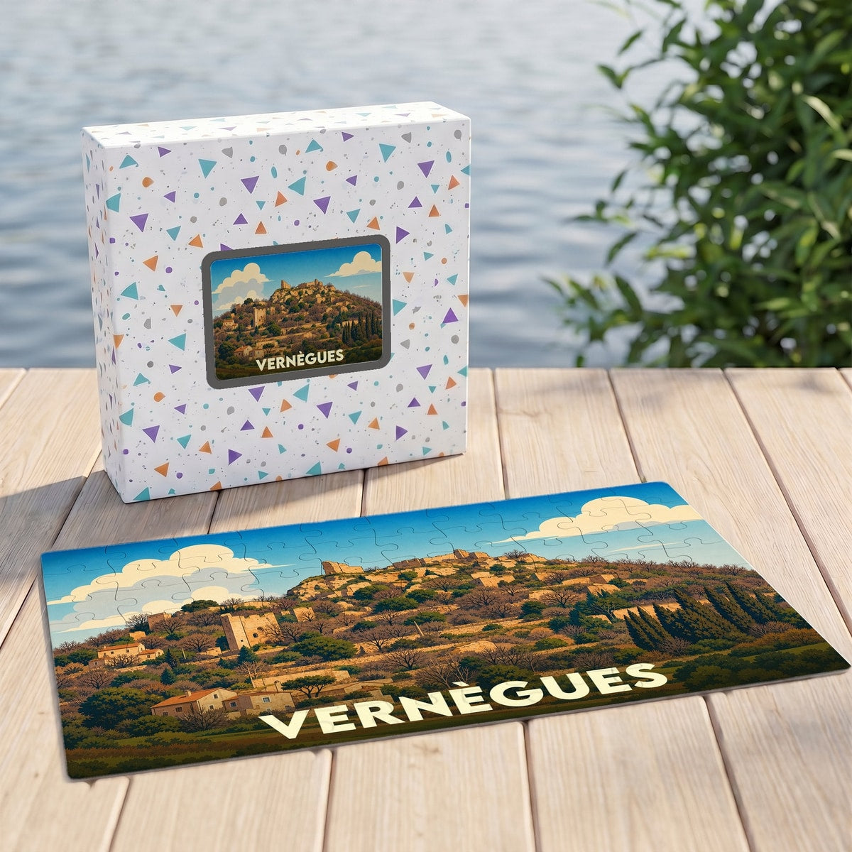 Puzzle souvenir de la ville de Vernègues présentant une illustration stylisée de son vieux village sur sa boîte et en pièces assemblées.