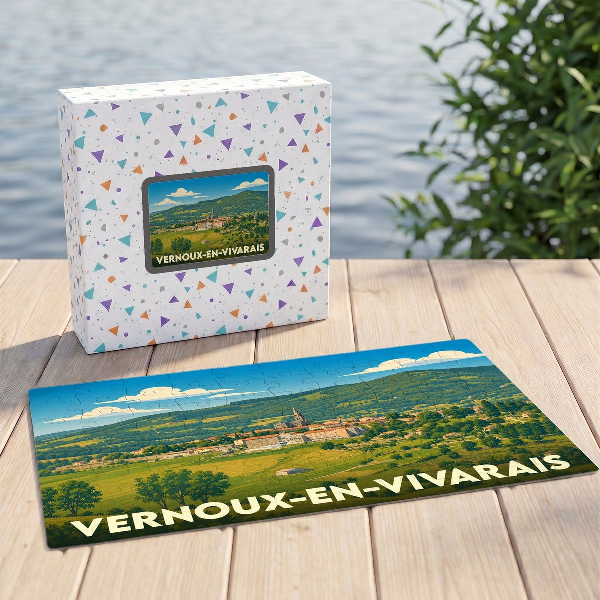 Puzzle souvenir de la ville de Vernoux-en-Vivarais illustré d'un paysage panoramique coloré.