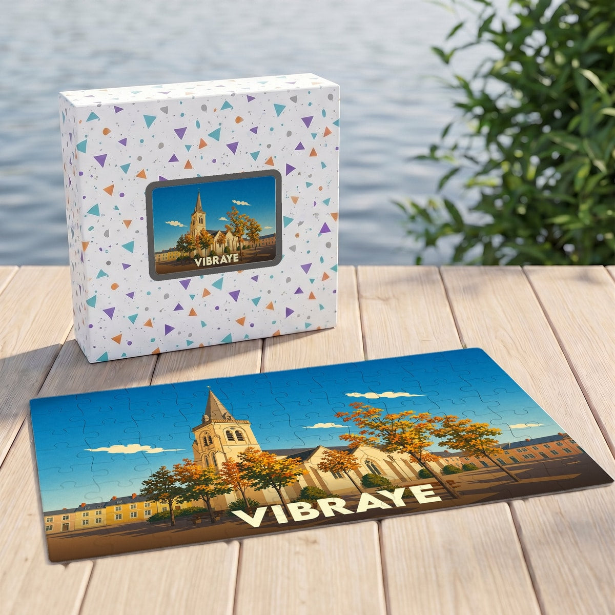 Puzzle souvenir de la ville de Vibraye avec une illustration stylisée d'un clocher et sa boîte assortie.