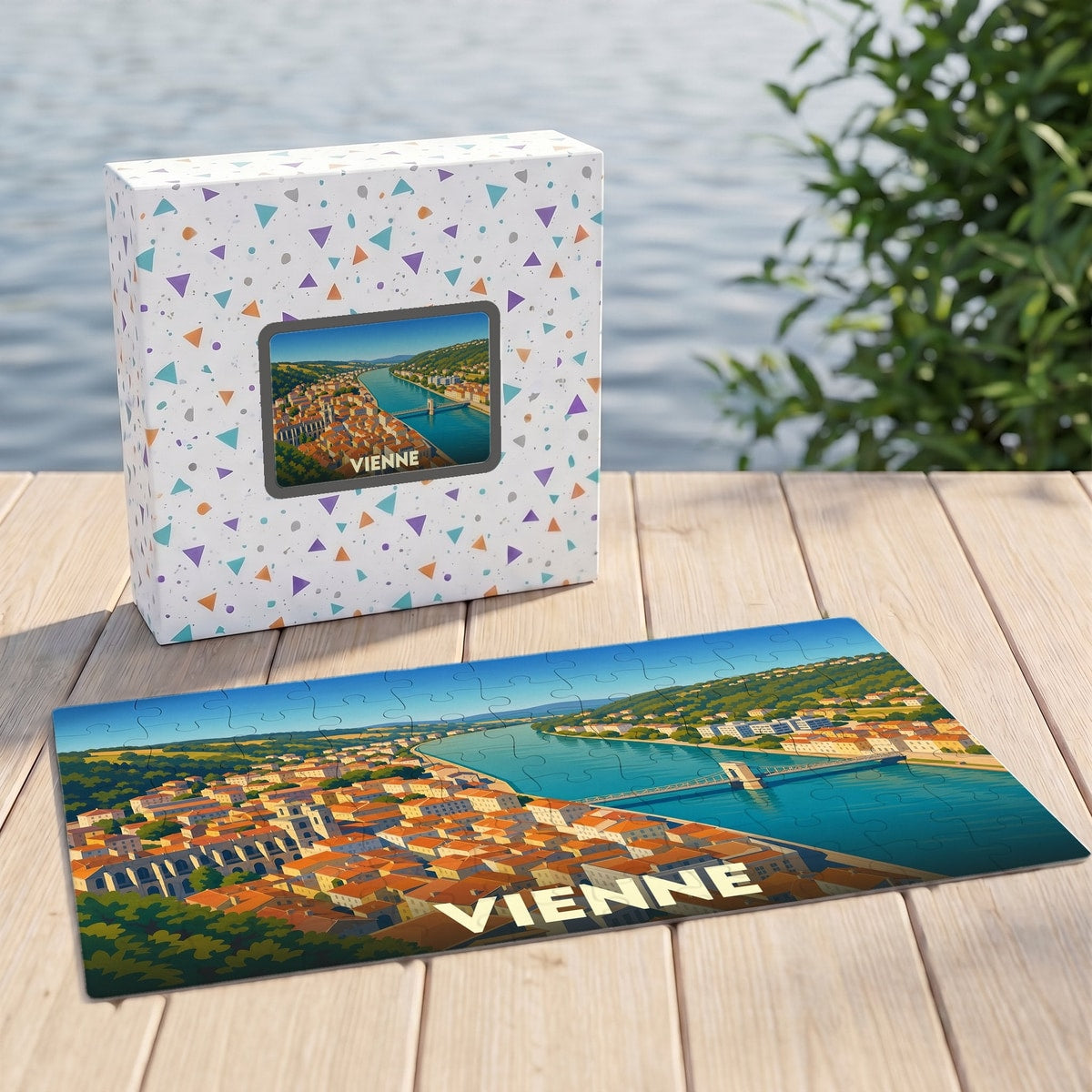 Puzzle souvenir de la ville de Vienne présentant une illustration stylisée de son paysage urbain et de son fleuve.