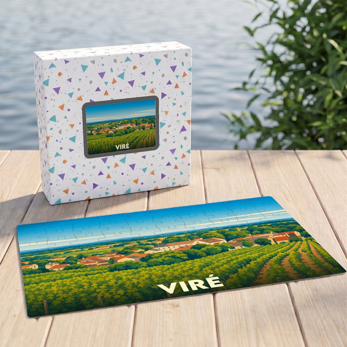 Puzzle souvenir de la ville de Viré illustrant un paysage de vignobles dans un style graphique épuré.