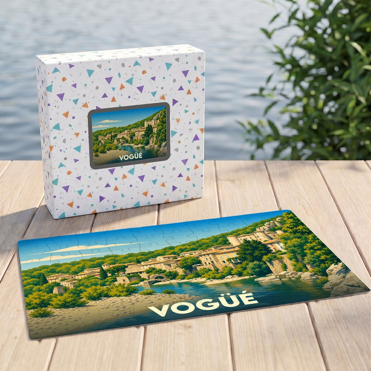 Puzzle souvenir de la ville de Vogüé avec une illustration stylisée de son château et de la rivière.