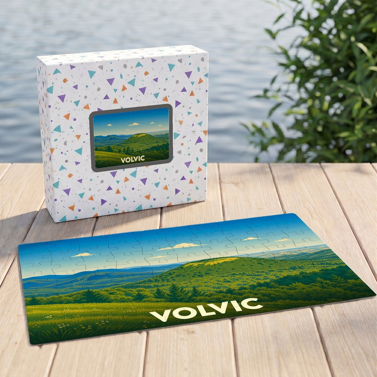 Puzzle souvenir de la ville de Volvic avec une illustration stylisée d'un paysage naturel verdoyant.