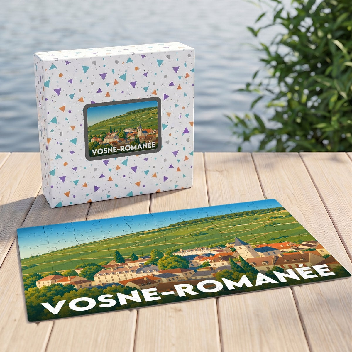 Puzzle souvenir de la ville de Vosne-Romanée avec une illustration stylisée d'un paysage de vignobles.