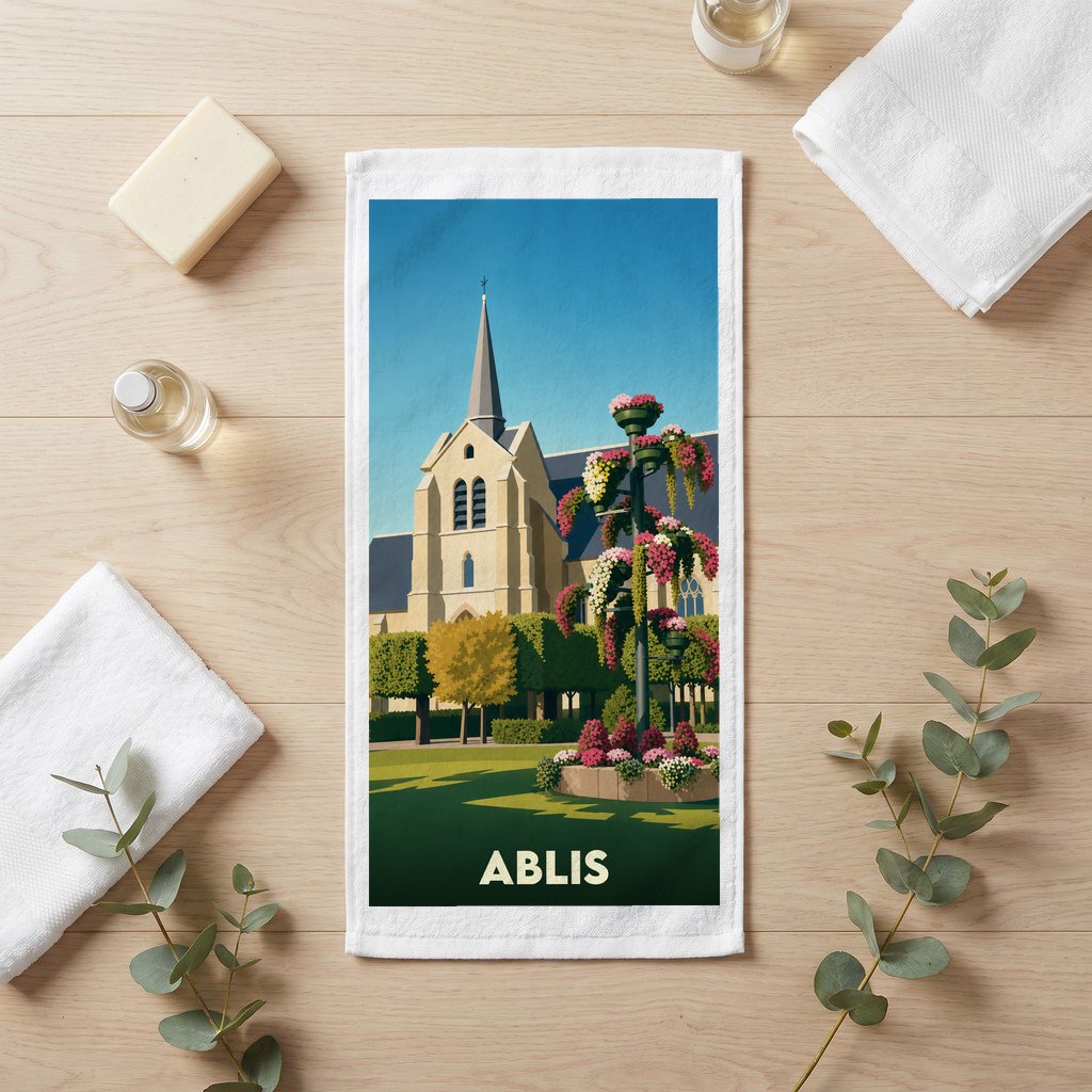 Serviette de bain souvenir de la ville d'Ablis avec une illustration stylisée de son église et d'un jardin fleuri.