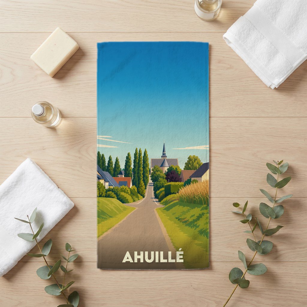 Serviette de bain souvenir de la ville d'Ahuillé avec une illustration stylisée de son paysage et de son église.