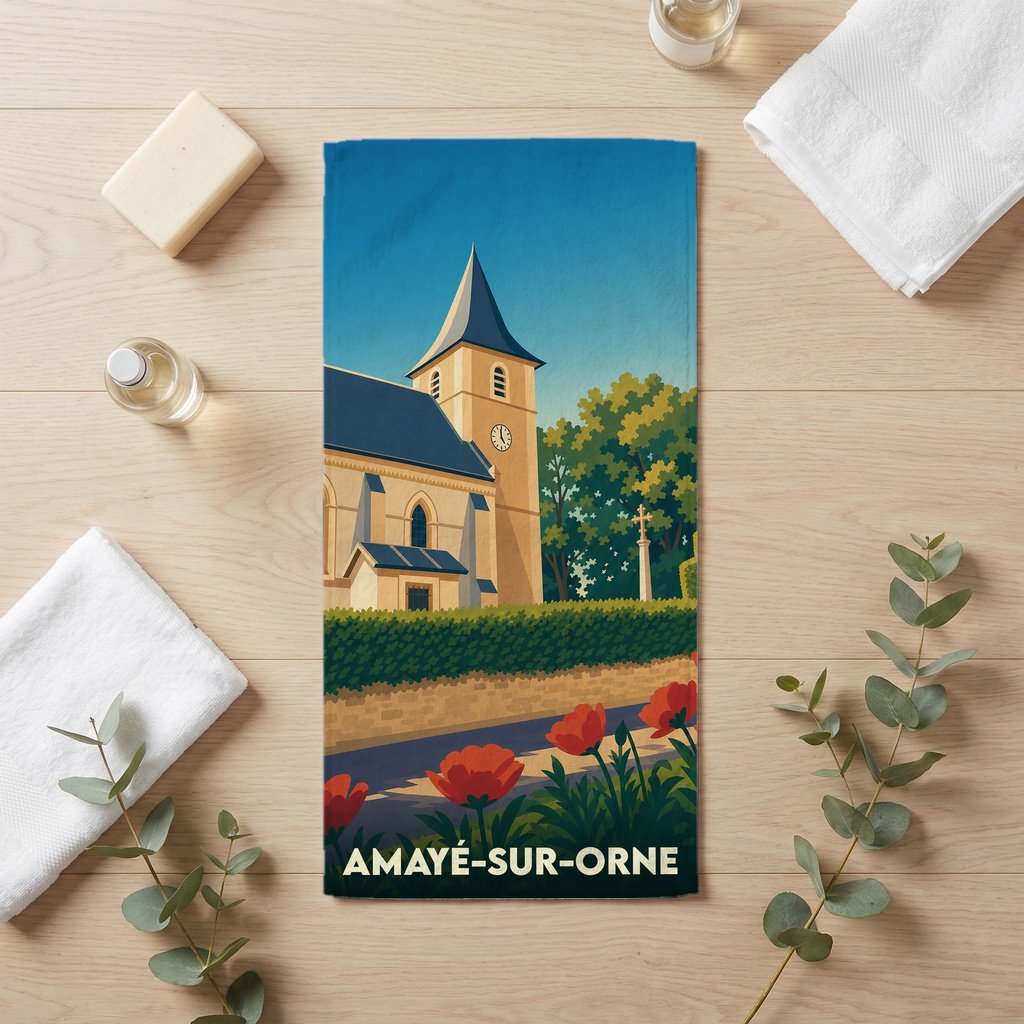 Serviette de bain souvenir de la ville d'Amayé-sur-Orne avec une illustration stylisée d'une église et de fleurs.