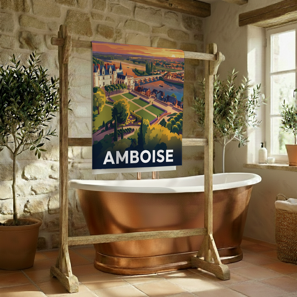 Serviette de bain souvenir de la ville d'Amboise avec une illustration stylisée de son paysage historique.