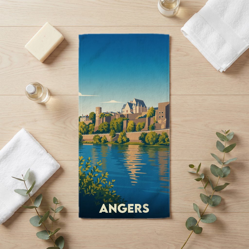 Serviette de bain souvenir de la ville d'Angers avec une illustration stylisée du château et de la Maine.