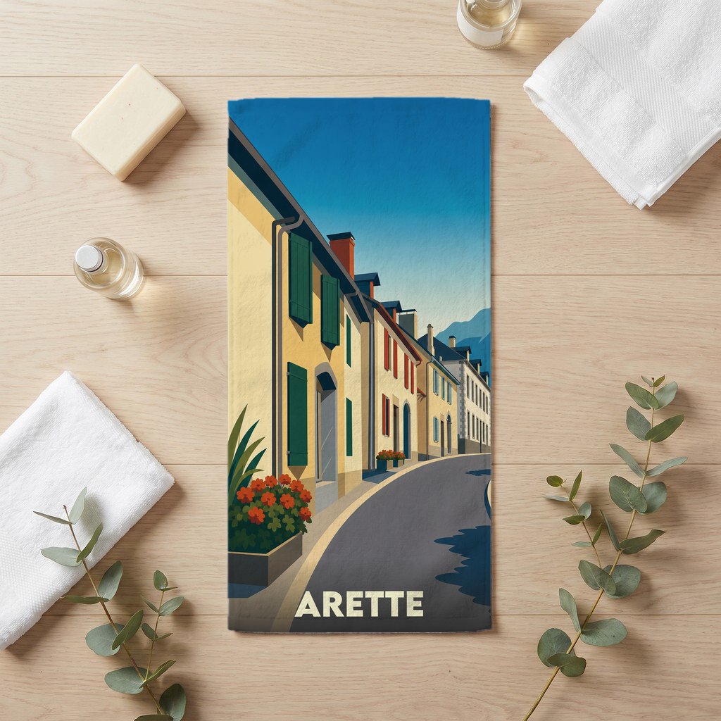 Serviette de bain souvenir de la ville d'Arette avec une illustration stylisée d'une rue typique.