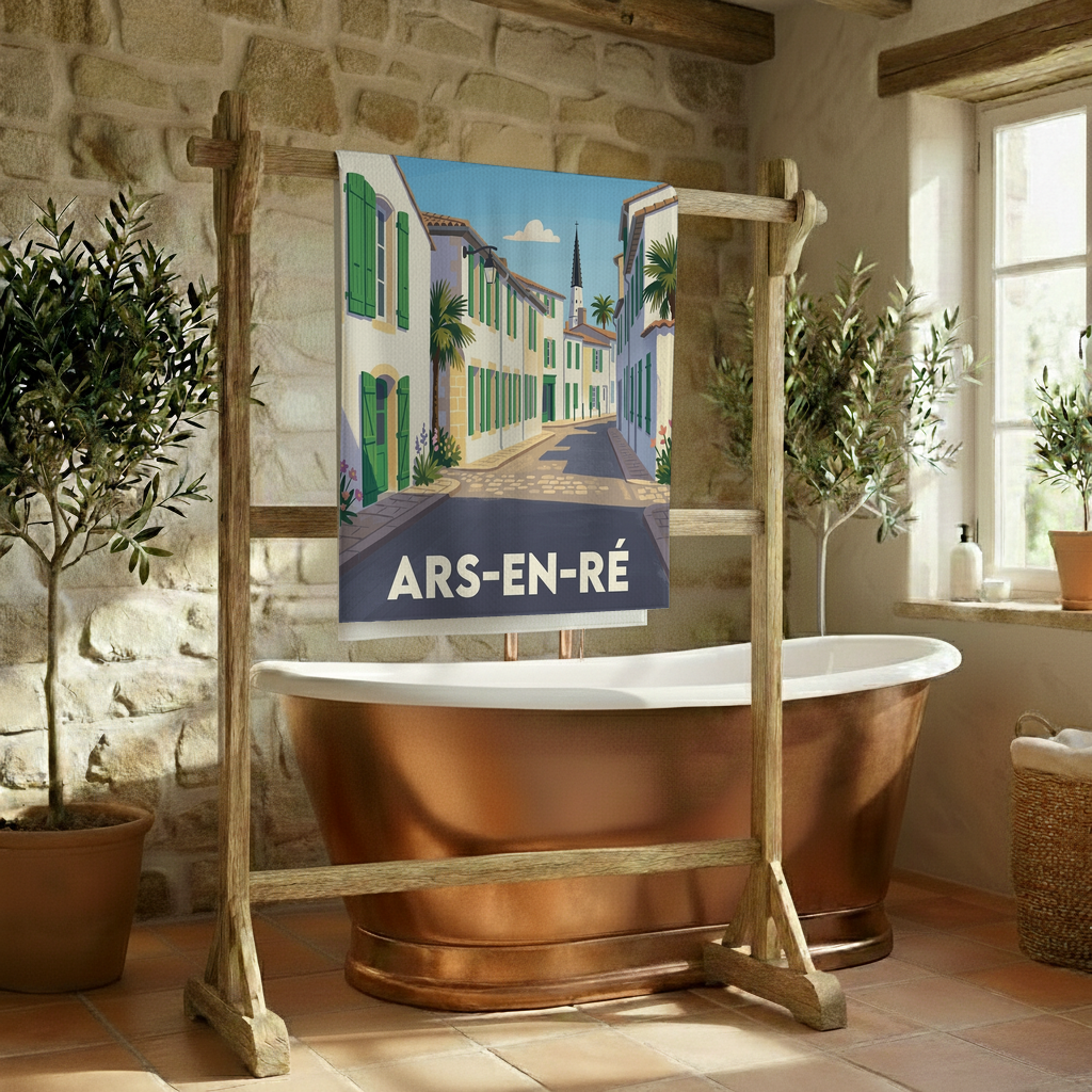Serviette de bain souvenir de la ville d'Ars-en-Ré avec une illustration stylisée d'une ruelle typique aux volets verts.