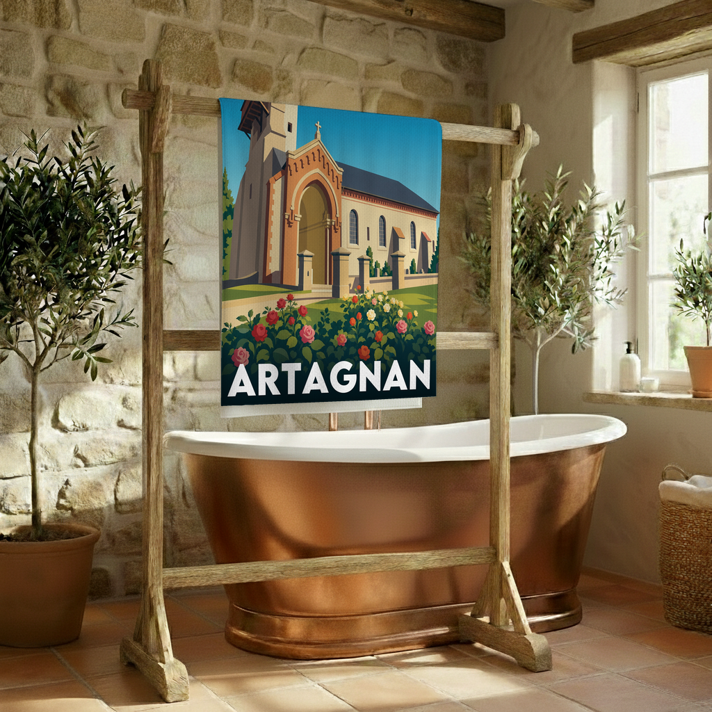 Serviette de bain souvenir de la ville d'Artagnan avec une illustration stylisée.
