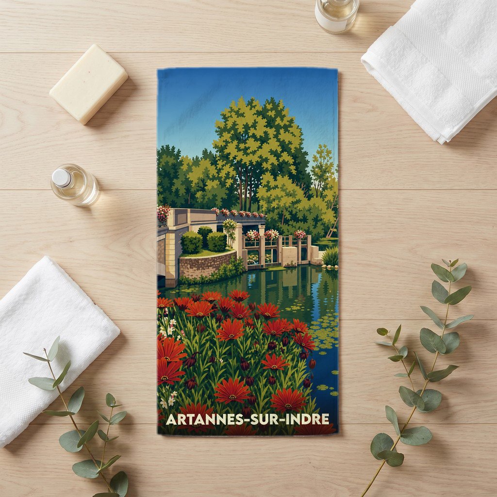 Serviette de bain souvenir de la ville de Artannes-sur-Indre avec une illustration stylisée d'un paysage fleuri au bord de l'eau.