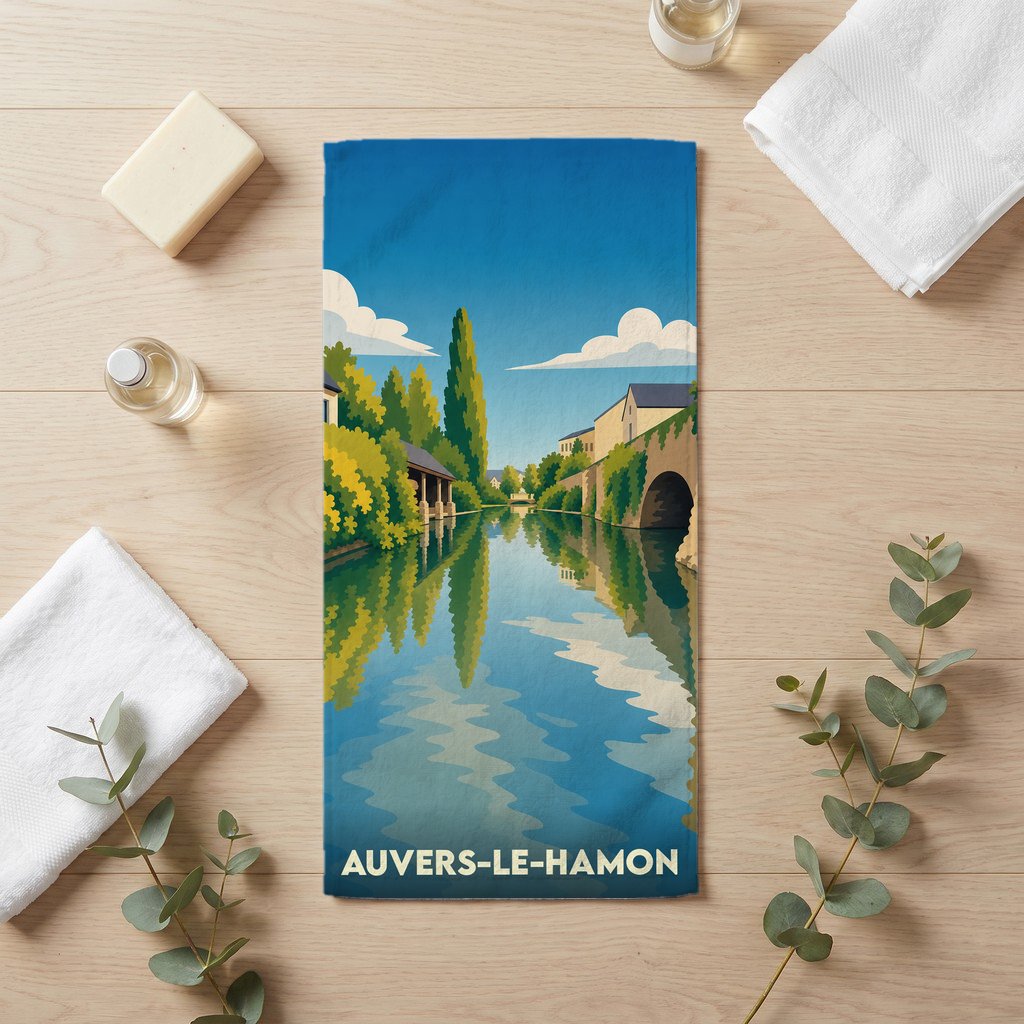 Serviette de bain souvenir de la ville d'Auvers-le-Hamon avec une illustration stylisée de ses bords de rivière.