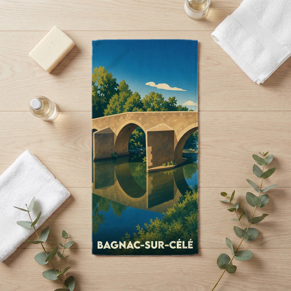 Serviette de bain souvenir de Bagnac-sur-Célé illustrant un pont de pierre et son reflet dans l'eau.