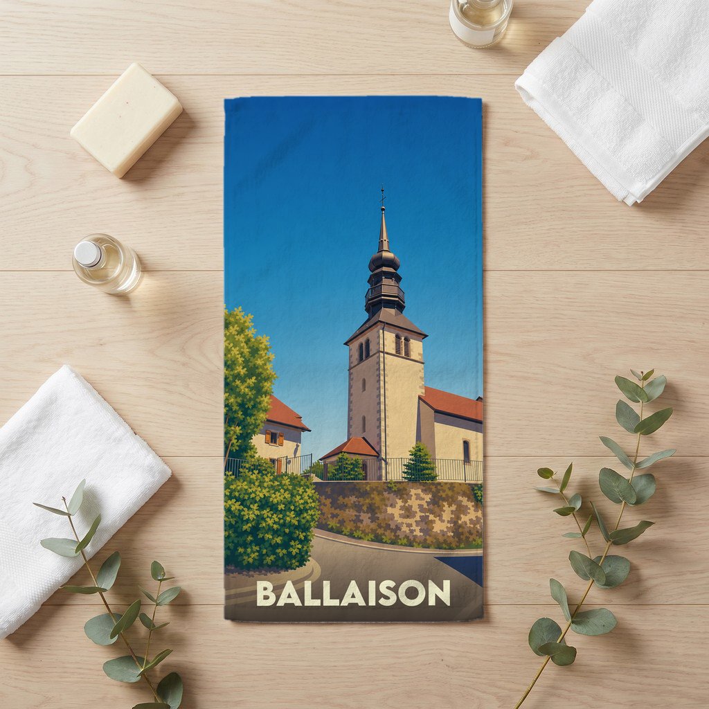 Serviette de bain souvenir de la ville de Ballaison avec une illustration stylisée d'une église sous un ciel bleu.